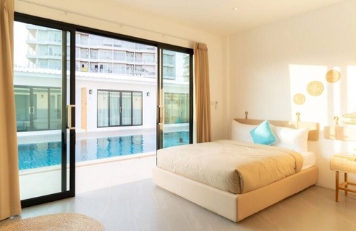 Kram Hotel | Cruises the Pool Access