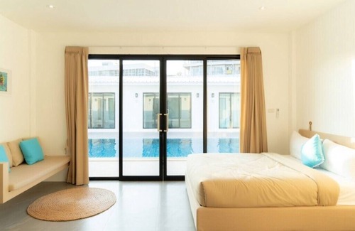 Kram Hotel | Cruises the Pool Access