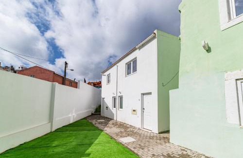 Linda-a-Velha Apartment | Cruzeiro Deluxe Apartments