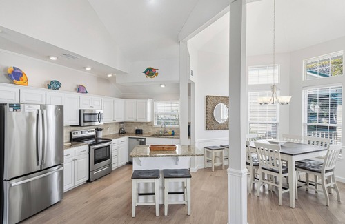 Crystal Shores House | Crystal Beach|Newly Remodeled|Free WiFi|Pool|Pet-Friendly|Walk to beach