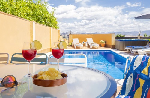 Cartama Cottage | Cubo's La Casa Grande/Jacuzzi/pool/air conditioning/garden
