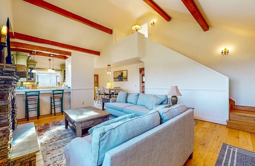Weldon House | Custom-crafted acreage with sunroom & clawfoot tub