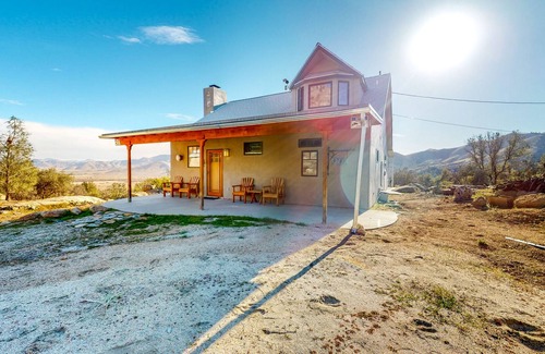 Weldon House | Custom-crafted acreage with sunroom & clawfoot tub