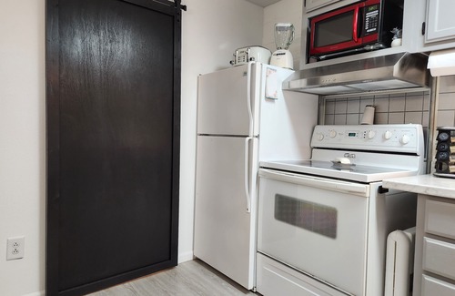 Ash Grove House | Cute 3 bedroom home sleeps up to 11 w/6 beds. Branson & Stockton Lake nearby