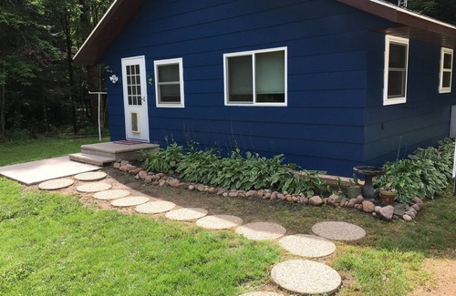 White Lake House | Cute cabin with accommodations for 6 to 8 guests just 75 minutes from Green Bay