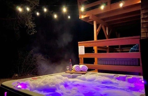 Pine Mountain Club Cabin | Cute colorful alpine cabin with Hot Tub!