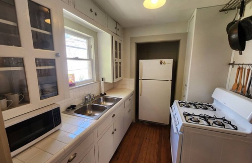 Greater Heights House | Cute Quiet Garage Apt Home