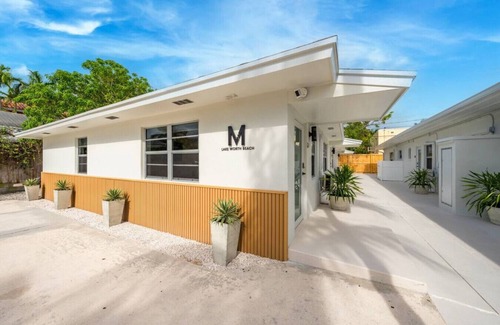 Parrot Cove Apartment | Cute Retro Studio King Bed & Workspace - Villa 10