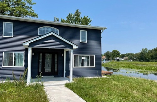 Commerce Township House | Cute lake front home on an all-sports lake