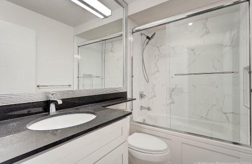 Dundarave House | D Peaceful Stay in Queen Room -Dedicated Bathroom