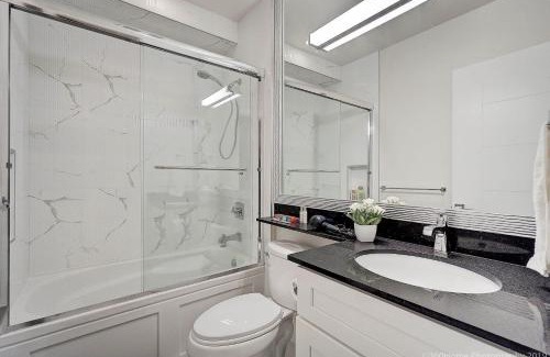 Dundarave House | D Peaceful Stay in Queen Room -Dedicated Bathroom