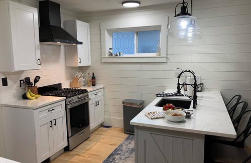 Ironwood House | "Dad's Garage" Cozy 2-bdrm house w/Sauna, Fireplace, King Bed, WiFi & AC