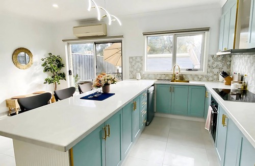 Yarraville House | Daisy House—4BR, Free Parking, Steps to Shops & Train