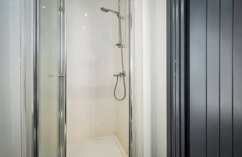 Wakefield House | Daisy's Loft - Private En-suite Room in Wakefield