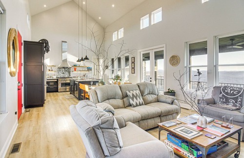 Celina House | Dale Hollow Lake Views & Hot Tub: Tennessee Escape