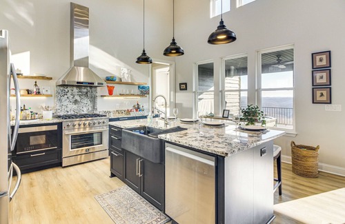 Celina House | Dale Hollow Lake Views & Hot Tub: Tennessee Escape