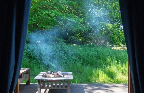 Dunfermline Cabin | Dalwhinnie, Off-Grid Cabin in Woods: Dalwhinnie. Pet Friendly!