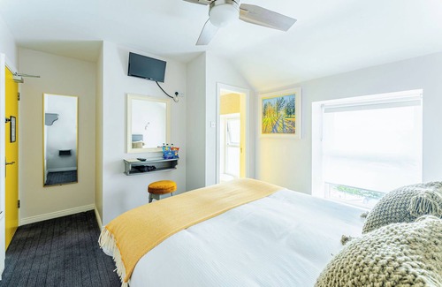 Killarney Hotel | Dan Linehans Bar and B&B