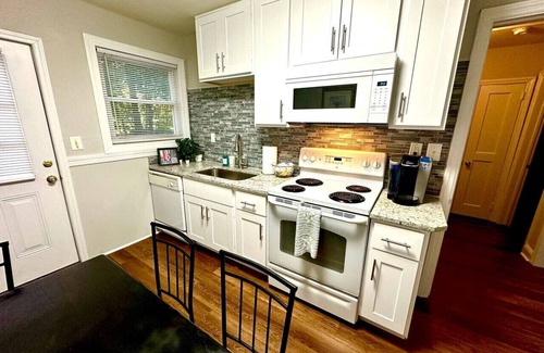 Sunset Hills Apartment | Darling Cottage in Univ. Park