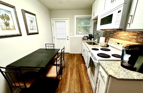 Sunset Hills Apartment | Darling Cottage in Univ. Park
