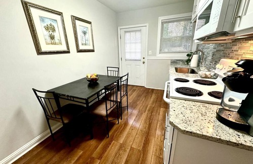 Sunset Hills Apartment | Darling Cottage in Univ. Park