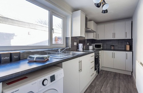 Darlington House | Darlington 4BD Home: Modern Comfort and Free Parking