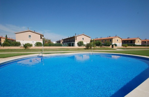 Mas Pinell Ski Chalet | Daró 3D 35 - 150m from the beach, corner house and pool