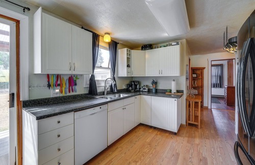 Darrington House | Darrington Rental w/Private Yard & Mountain Views