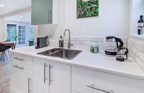 Fernwood Apartment | Das Gasthaus is nestled within the Santa Monica Mountains in Topanga.