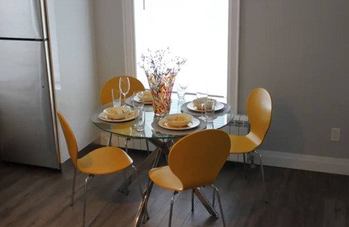 Orillia Apartment | DaVel DeLuxe Sunrise