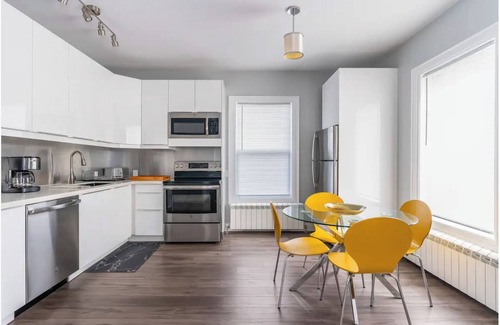 Orillia Apartment | DaVel DeLuxe Sunrise