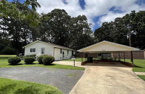 Monroe House | David's Place, Relaxing, calm 3 bedroom 2 full baths in a quiet neighborhood.