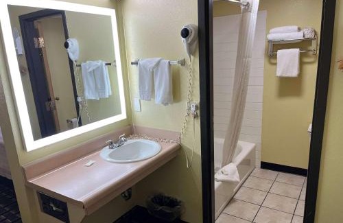 Park City Hotel | Days Inn by Wyndham Park City Kansas