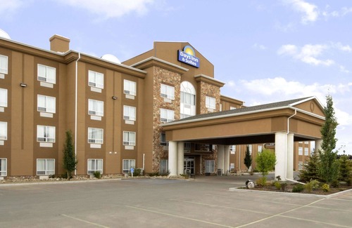 Strathmore Hotel | Days Inn & Suites by Wyndham Strathmore