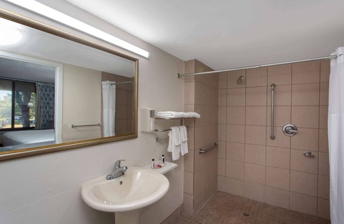 Tallahassee Hotel | Days Inn & Suites by Wyndham Tallahassee Conf Center I-10