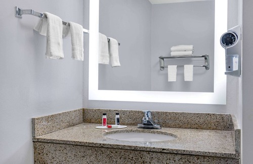 Savannah Hotel | Days Inn & Suites by Wyndham Savannah Midtown