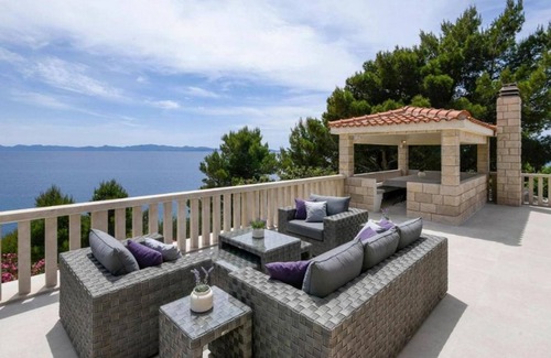 Potomje Villa | Dazzling Beachfront Villa - Villa Aria - 6 Bedrooms - Private Heated Pool