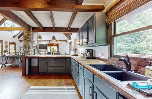 Royal Pines House | Dazzling retreat: 2 Suites, mtn views - 20 Min to Biltmore Estate in Asheville