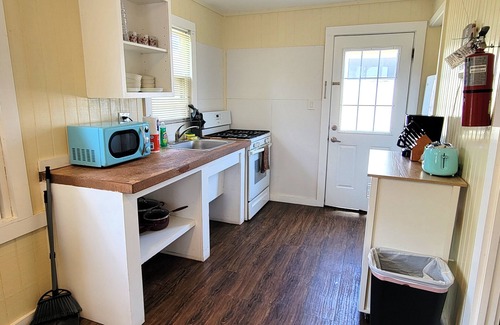 Port Aransas Cottage | DB 10 High Tide-1 BR Cottage, Living Room, Kitchenette, Walk to Beach, Dogs OK!