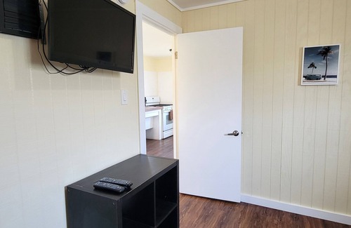 Port Aransas Cottage | DB 10 High Tide-1 BR Cottage, Living Room, Kitchenette, Walk to Beach, Dogs OK!