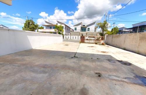 Hutan Kampung House | Ddiana 4 Airconds Netflix Wifi