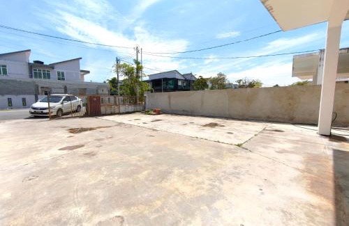 Hutan Kampung House | Ddiana 4 Airconds Netflix Wifi