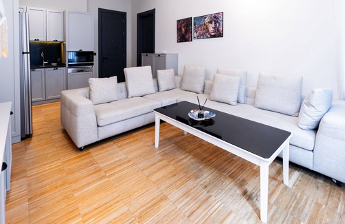 Ovabuku House | DeCamondo Residence