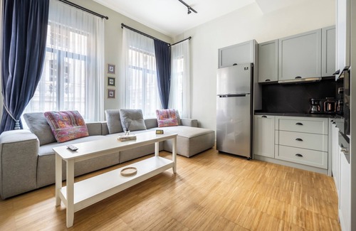 Ovabuku House | DeCamondo Residence