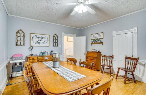 Rosston House | Decatur Farmhouse Getaway with Deck and Backyard