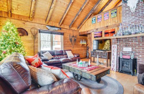 Pittsburg House | Deck and Fire Pit Secluded Cabin Near Lake Francis!