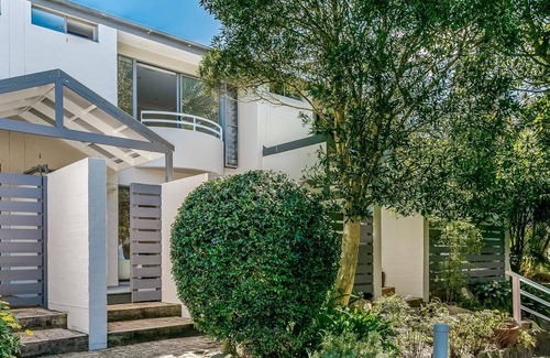 Dee Why House | Dee Why - DY008 - Clyde Rd - Renovated 3BR Townhouse with Courtyards Double Garage Near Dee Why Beach