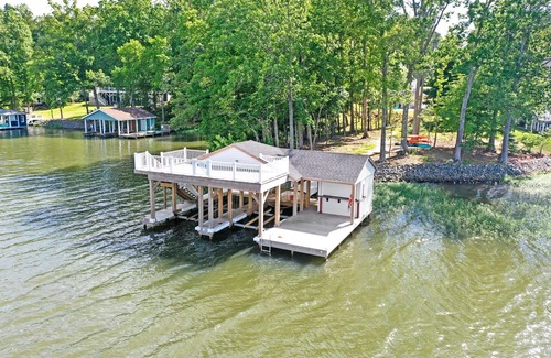 Macon House | Deep Water, Heated Pool, Firepits, Deep Water, Kayaks, Pool Table, Sundeck