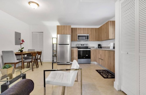 Coral Way Apartment | ° Cozy Private 2 BR Apt 5min to Brickell 8th st °