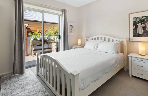 Kensington Apartment | Delightful 1-Bed Unit with a Courtyard